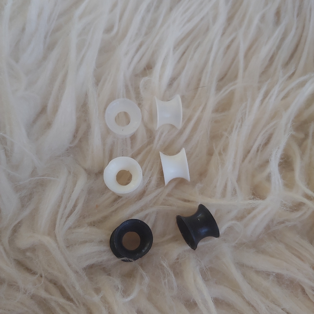 Silicone tunnels for stretched ears